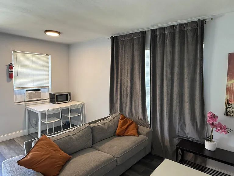 131 E 27th St #5 — Photo 3