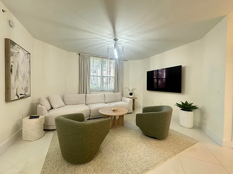 630 Sapodilla Ave #110 — Photo 8