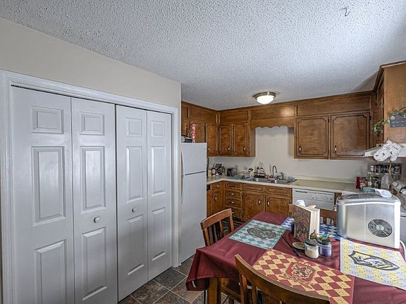 4th image of 222 Carter St