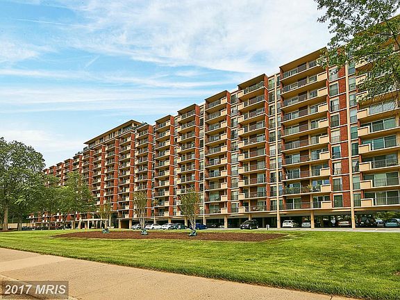 2nd image of 1300 Army Navy Dr APT 409