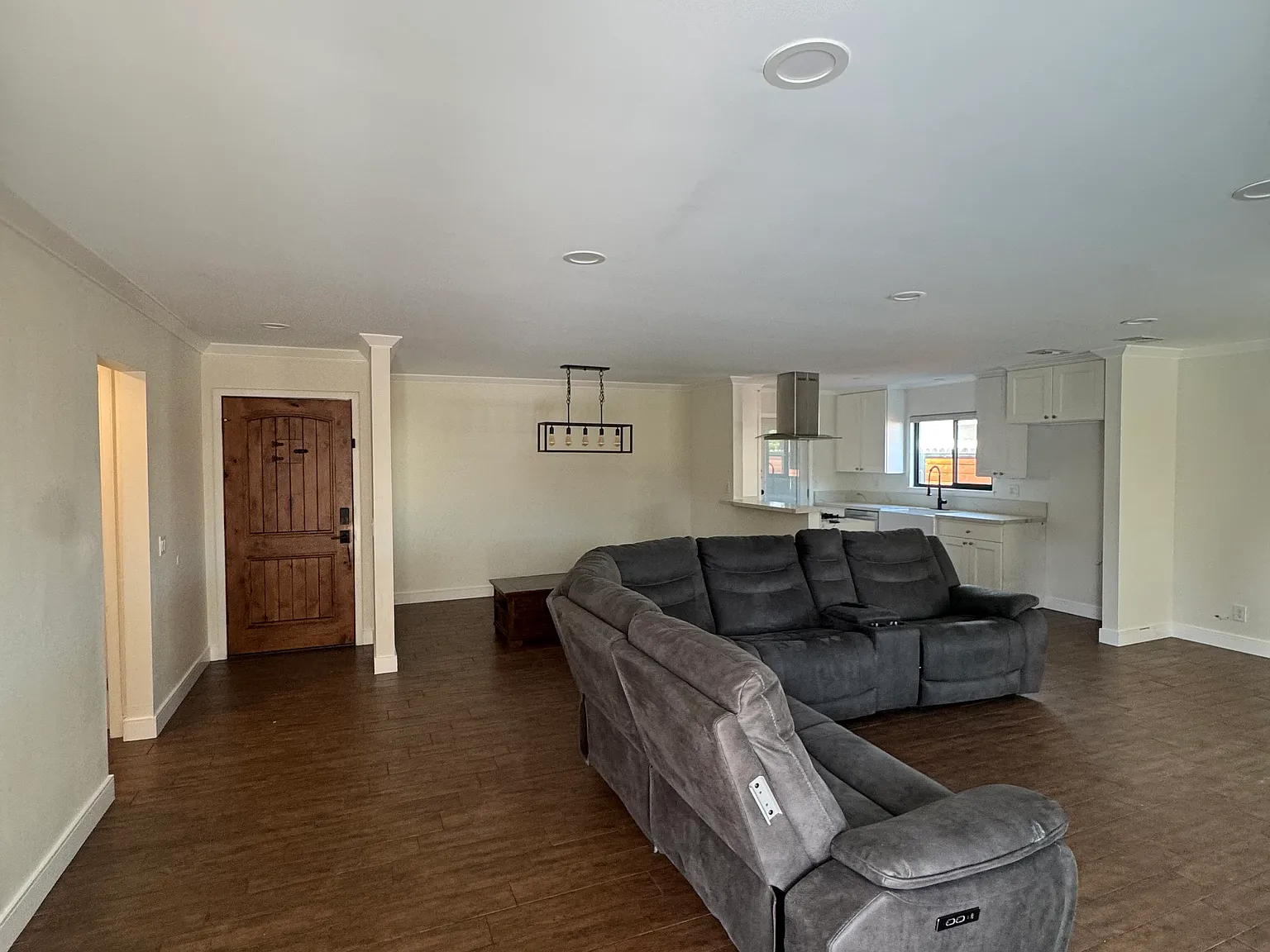 3 bed, 1377 sqft, $4,500 — Photo 3