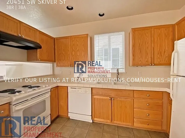 20451 SW Skiver St — Photo 6