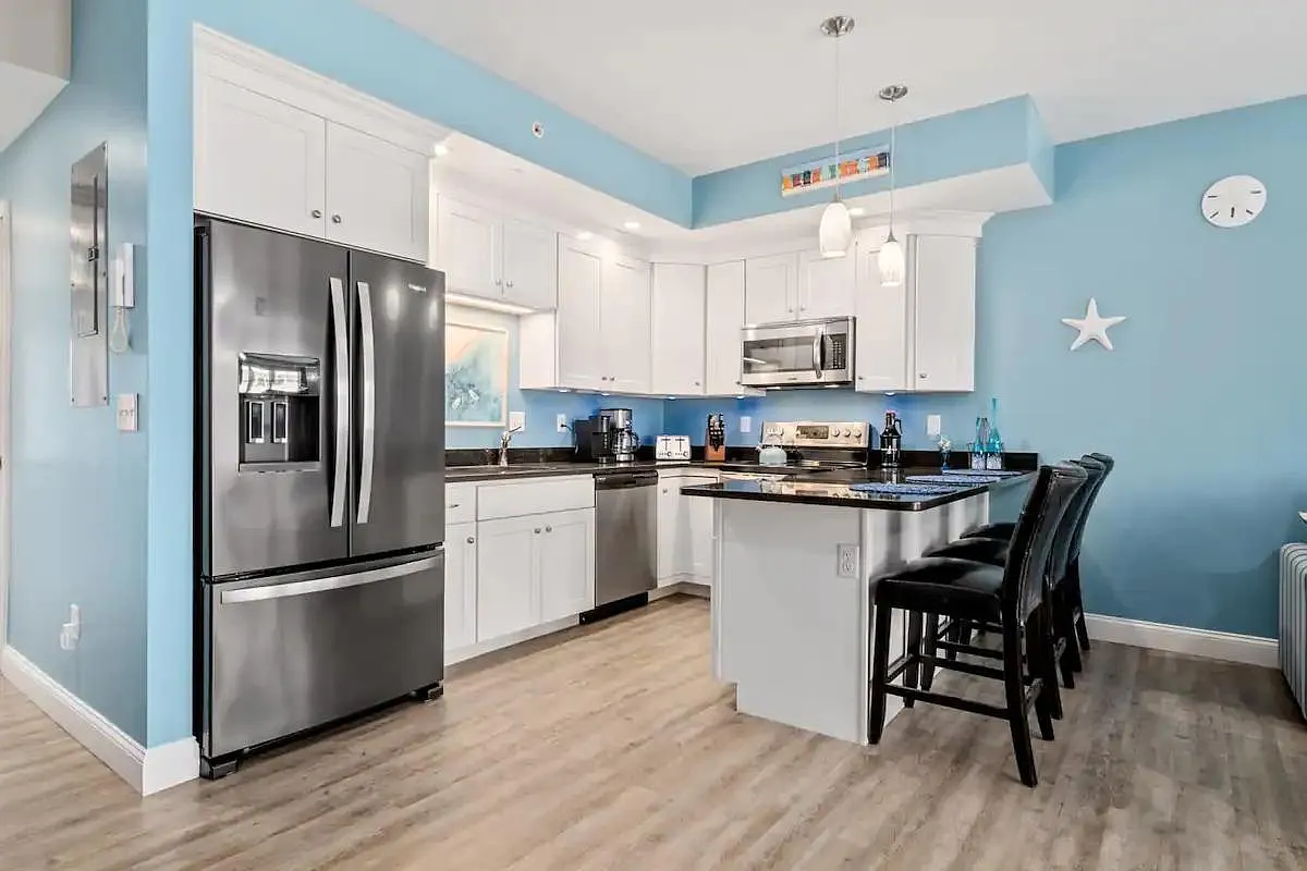 128 Ashworth Ave — Photo 1