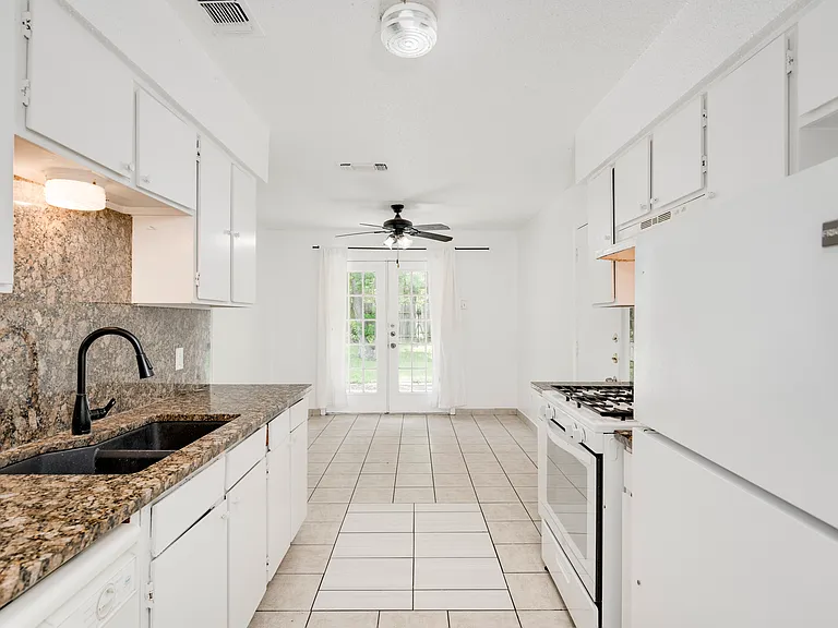 9502 N Creek Dr — Photo 8
