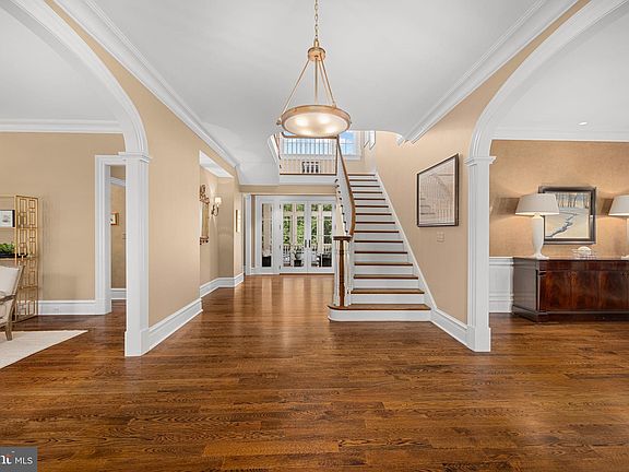 3rd image of 930 Douglass Dr