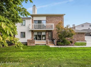 6586 Maple Lakes Dr, West Bloomfield, MI 48322