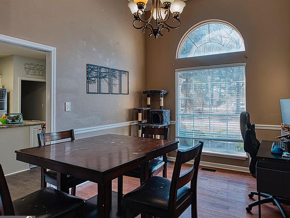 5th image of 221 Pendleton Ct