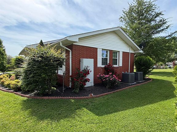 3rd image of 183 Southfork Rd