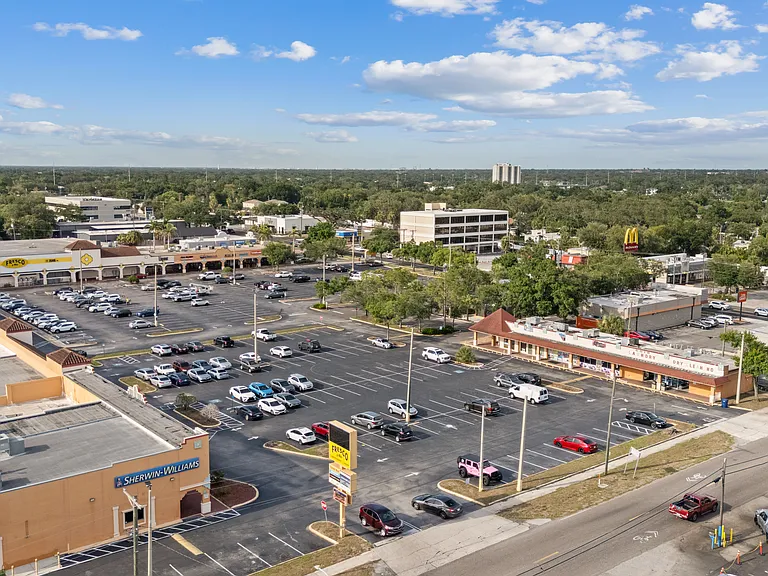 Close to Shopping Plaza Fresco Y Mas and restaurants.