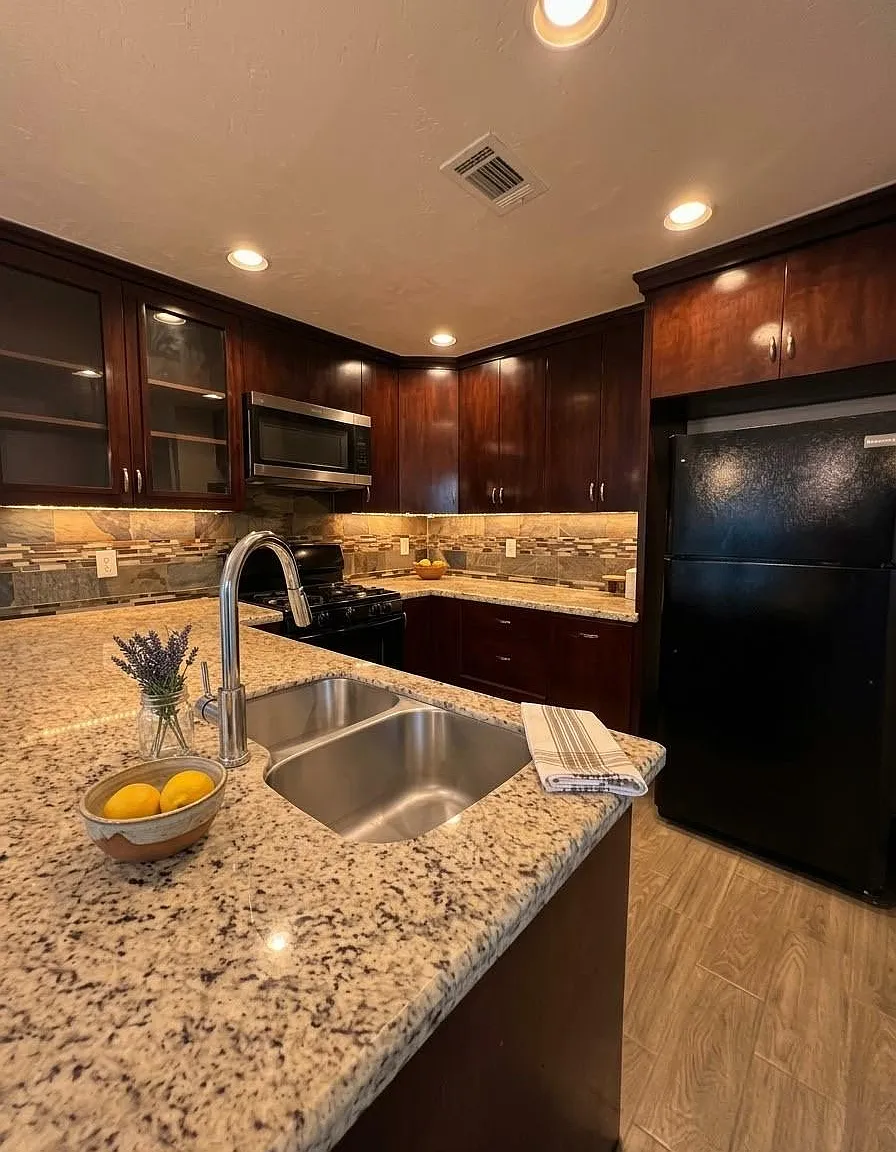 2 bed, 2.0 bath, 1008 sqft, $1,798 — Photo 3