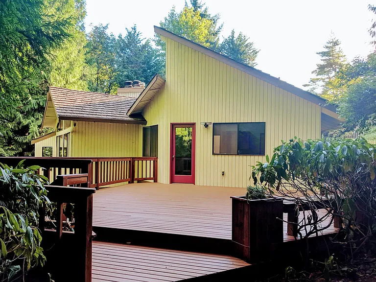 The large deck with built-in benches is ideal for dining and sitting.