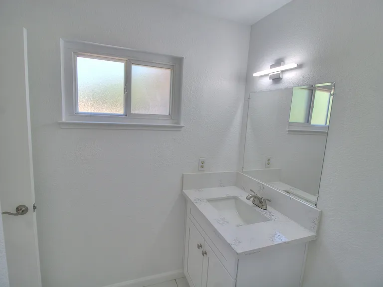 74 Avenida Espana — Photo 15