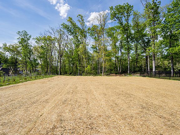 4th image of 708 Summerline Rd