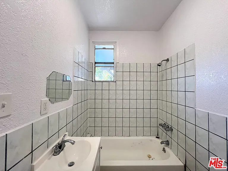 345 W 45th St #7 — Photo 10