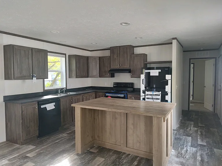 Avon Lakes Estates — Photo 30