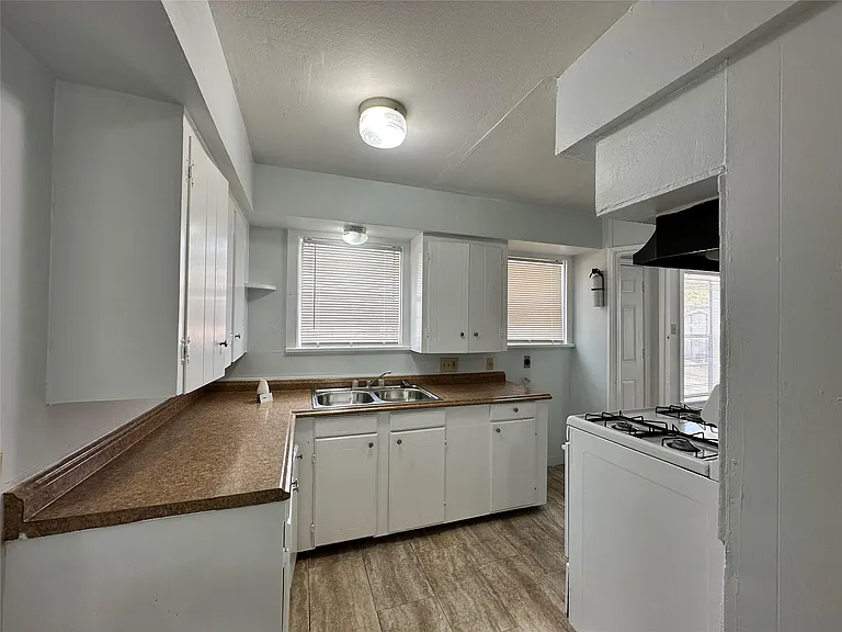 4624 Clay St — Photo 7