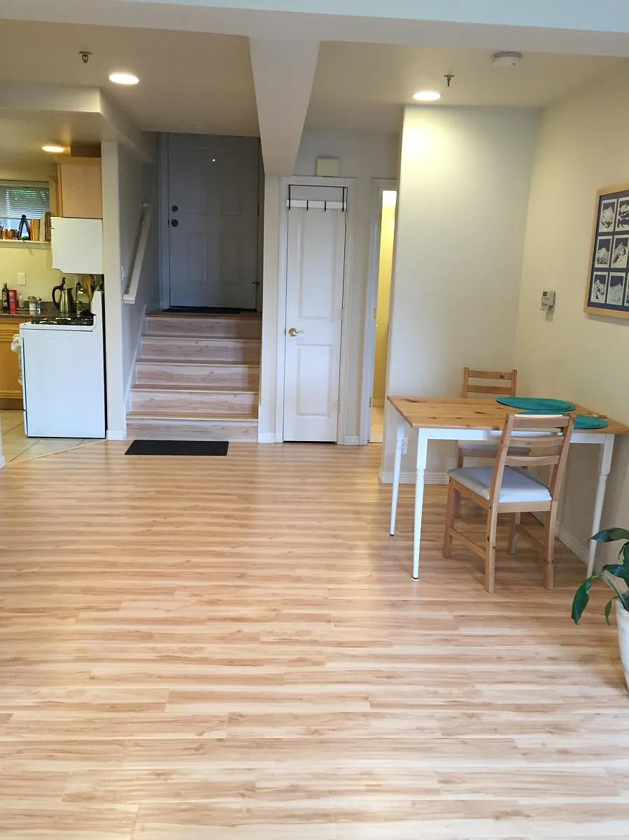 Enter to Apt - 221 E Newton St #C