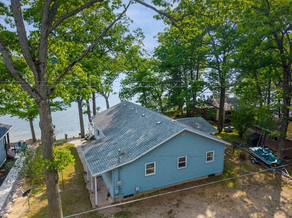 9577 Shore Dr, Mecosta, MI 49332