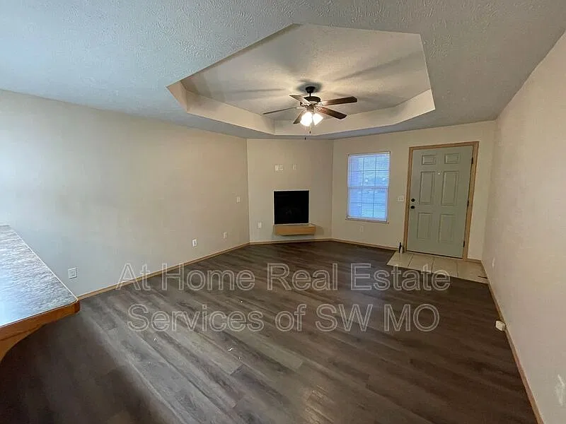 3 bed, 2.0 bath, 1252 sqft, $1,380 — Photo 3