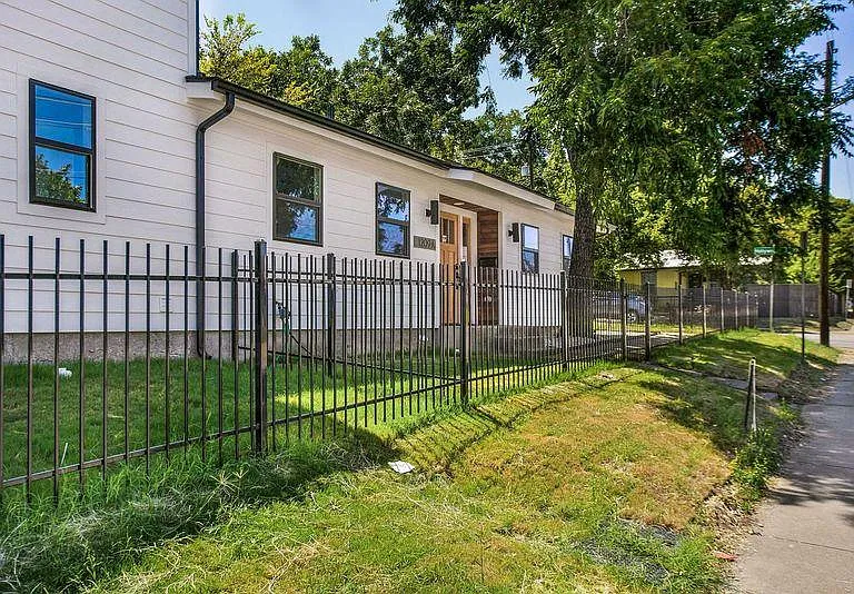 1209 E 38th 1/2 St #A — Photo 2