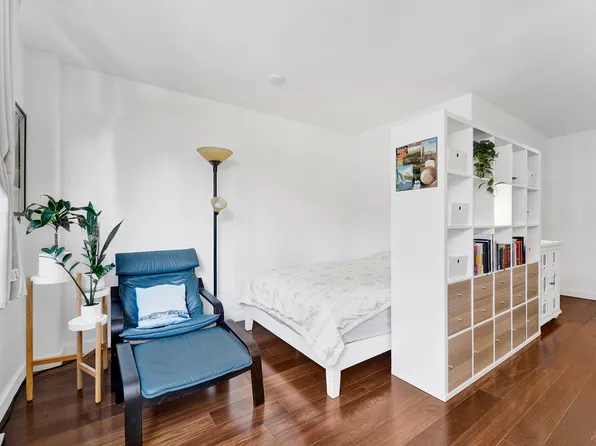 240 East 35th Street image 5 of 9