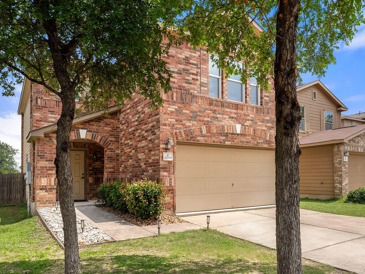 3 bed, 2.5 bath, 2068 sqft, $2,200 — Photo 2