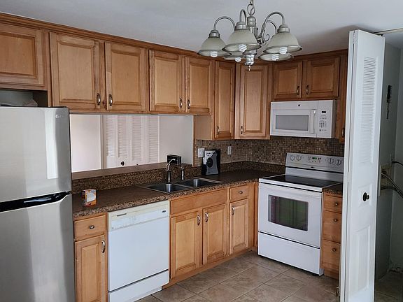 3rd image of 9614 Greenmeadow Cir