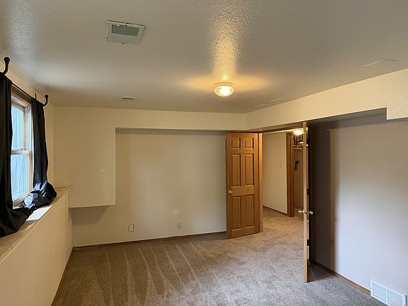 4th image of 452 Cook St