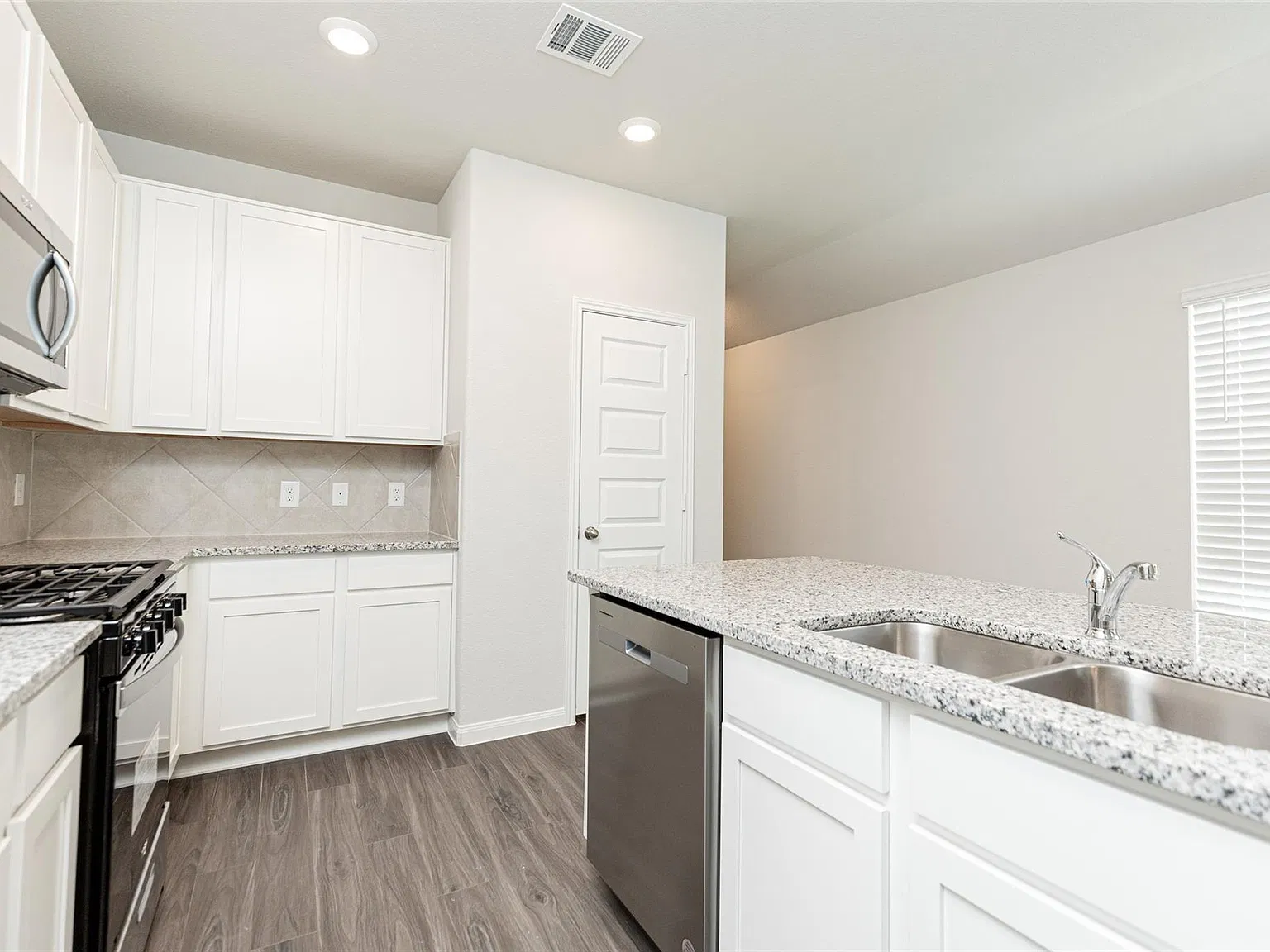 3 bed, 2.0 bath, 1624 sqft, $2,150 — Photo 4