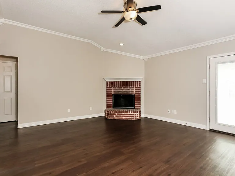 902 Beaufort Ct — Photo 3