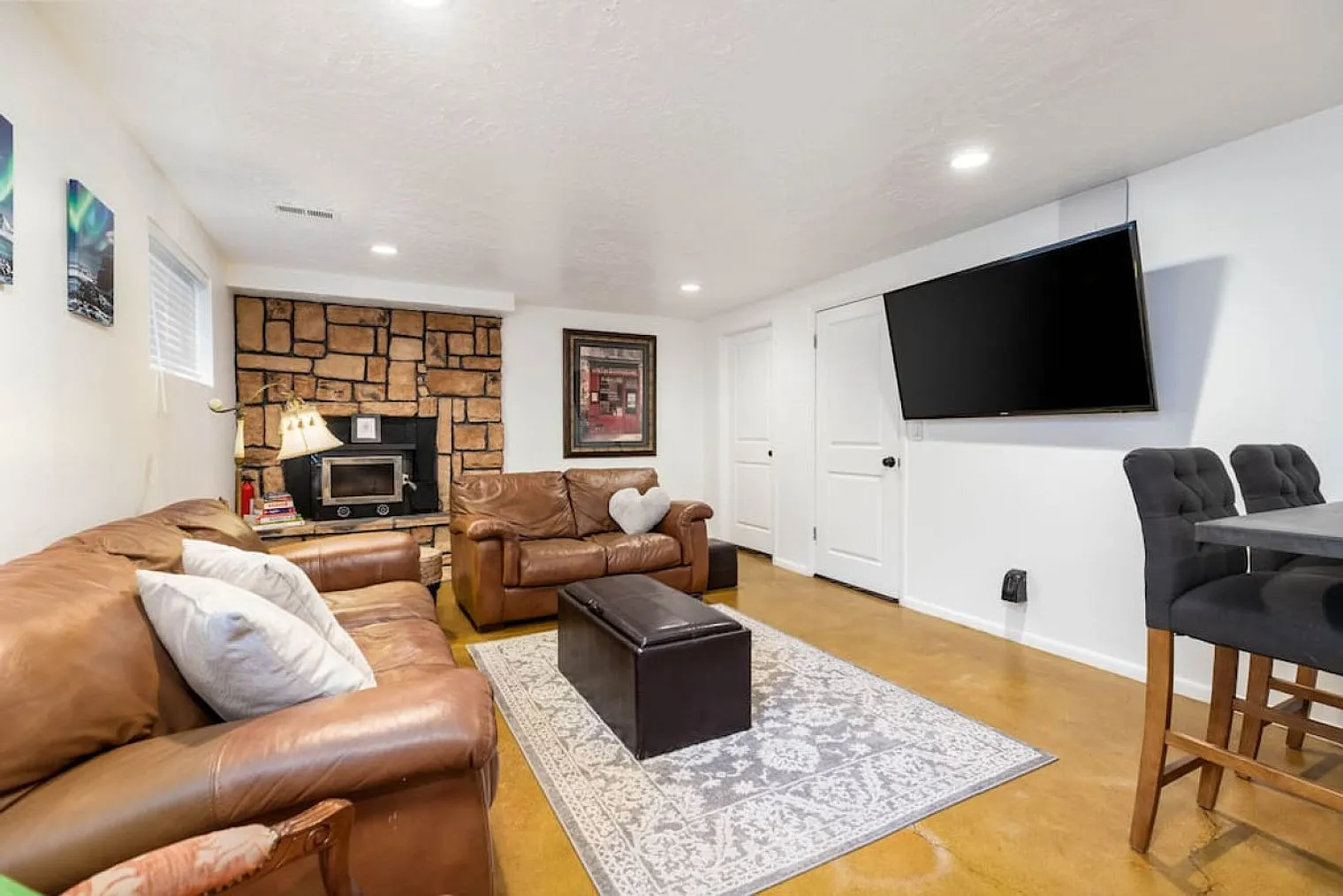 1 bed, 1.0 bath, 914 sqft, $6,744 — Photo 2
