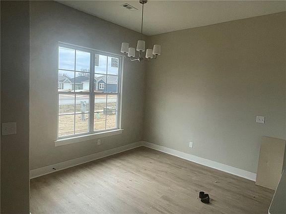 4th image of 881 Pinnacle St
