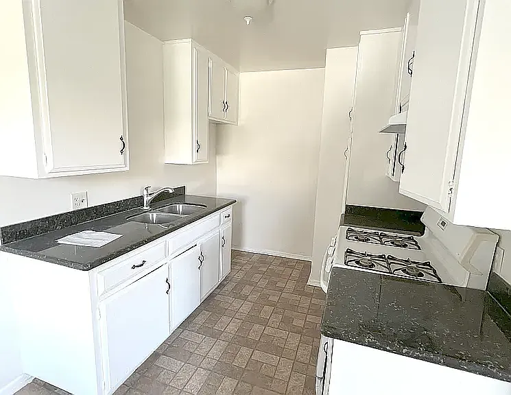 889 N Laurel Ave #10 — Photo 6