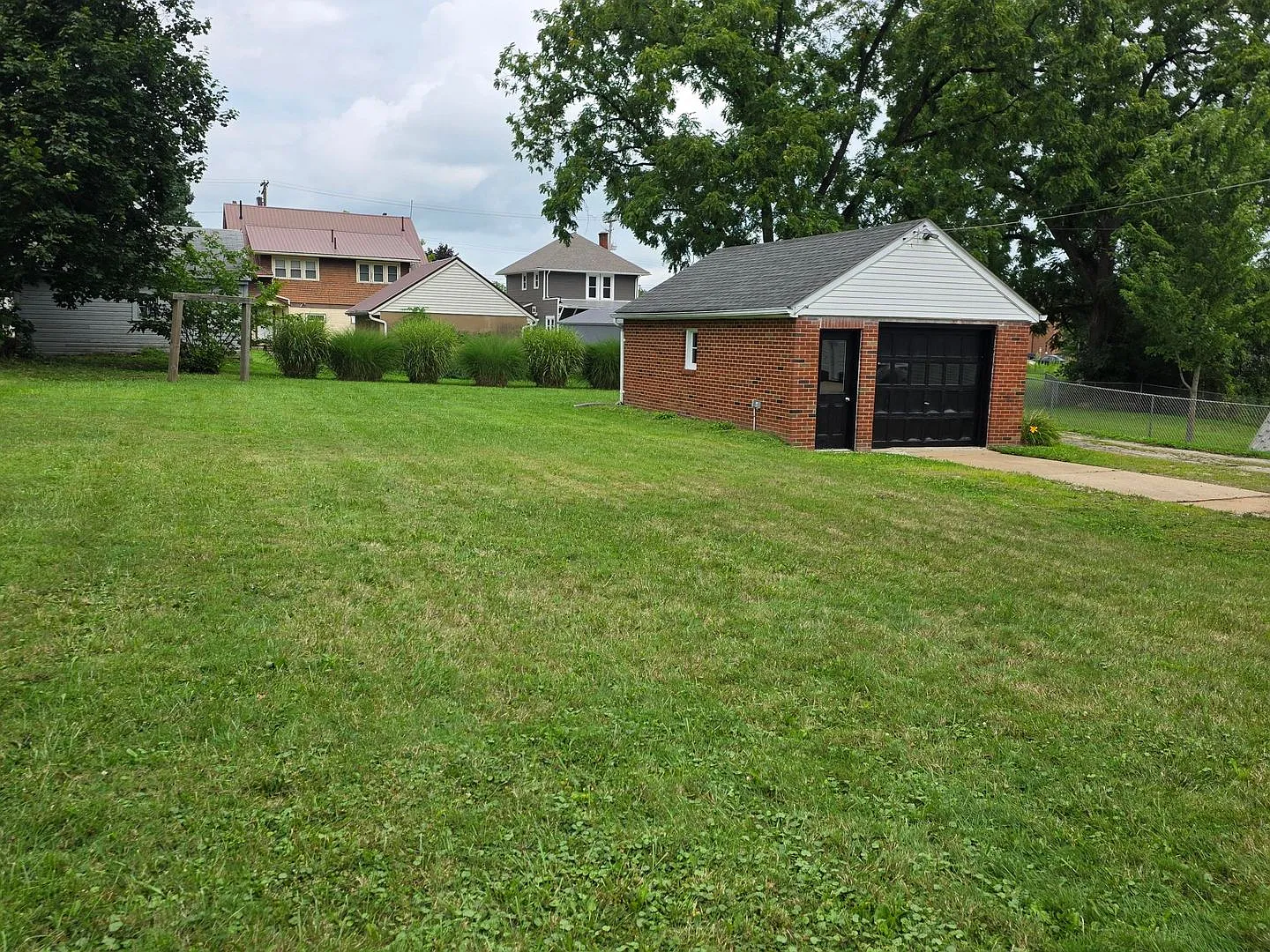 3 Bed/1 Bath Single Family Home — Photo 2