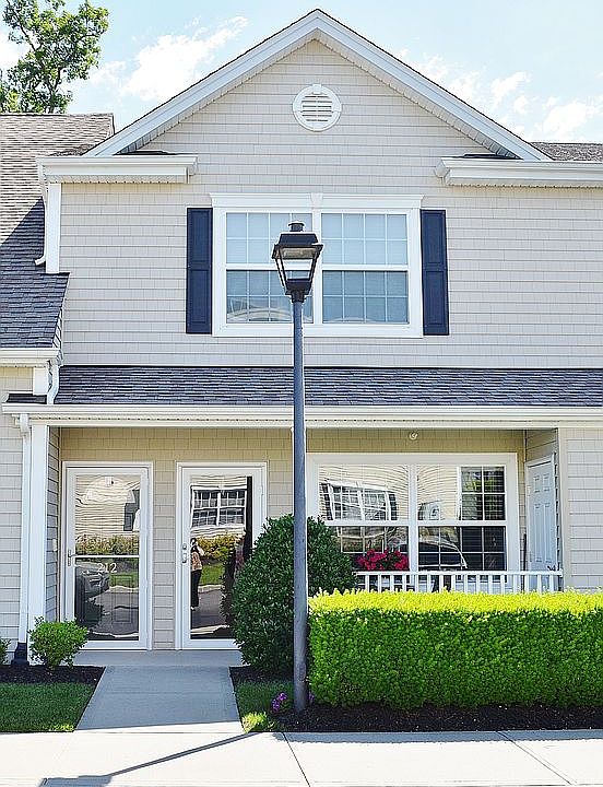 1st image of 211 Willow Ln Unit 212