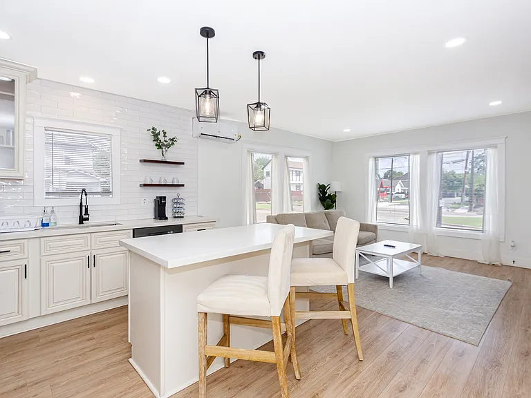 102 S Lockwood Dr #1 — Photo 1