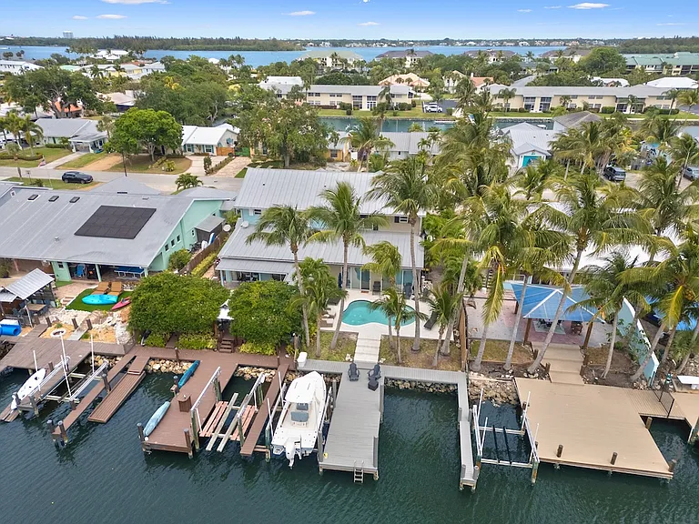 1913 Robalo Dr — Photo 2