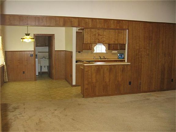  Entertaining is easy with the open concept.
