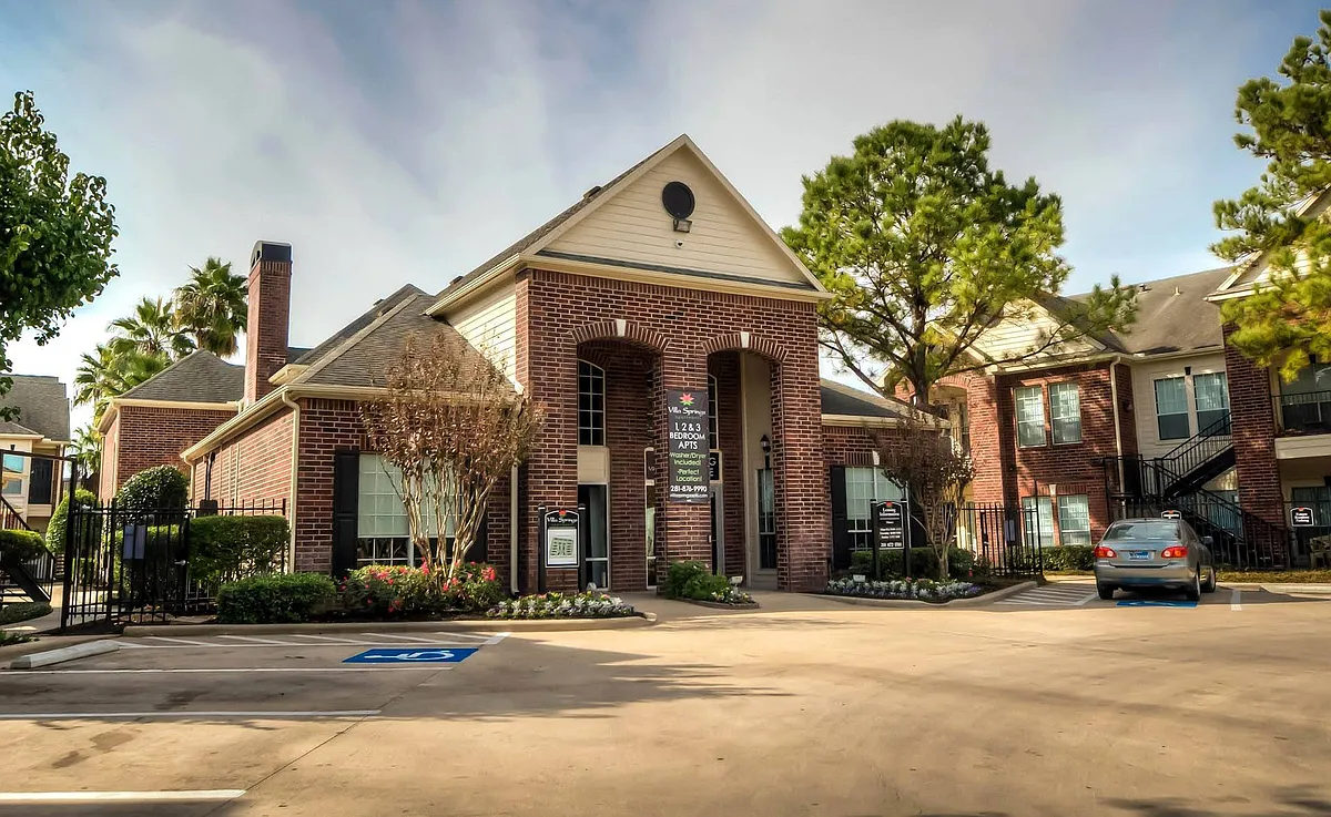 Building Photo - Villa Springs