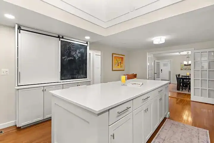 29 Versailles Ave — Photo 11