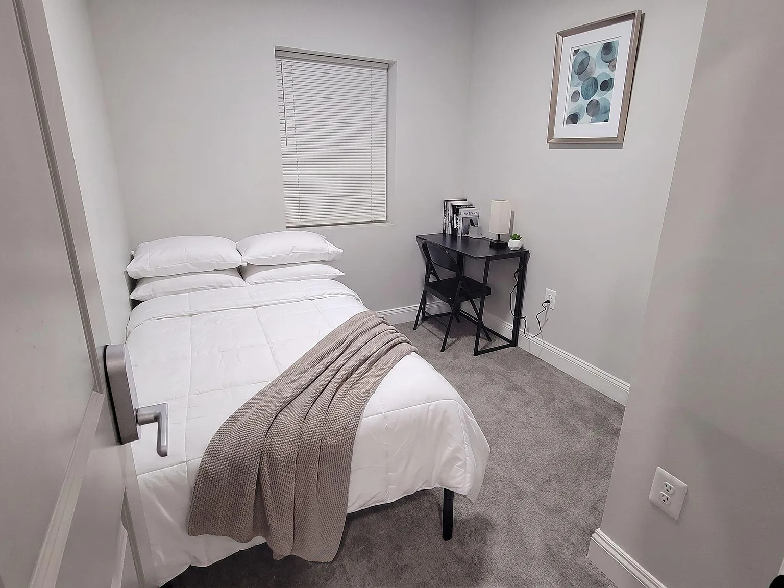 3 bed, 1.0 bath, 1600 sqft, $858 — Photo 2