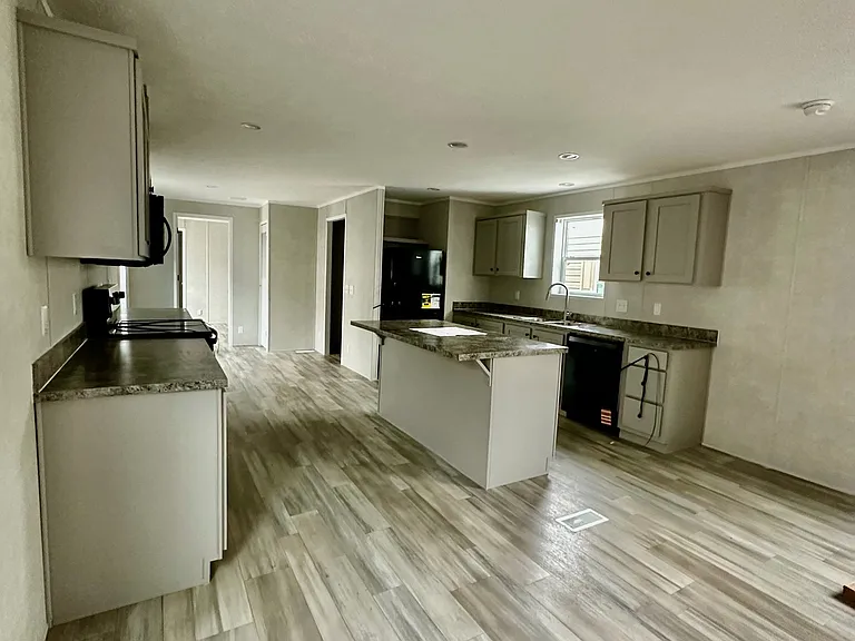 1138 S Prairie St — Photo 2