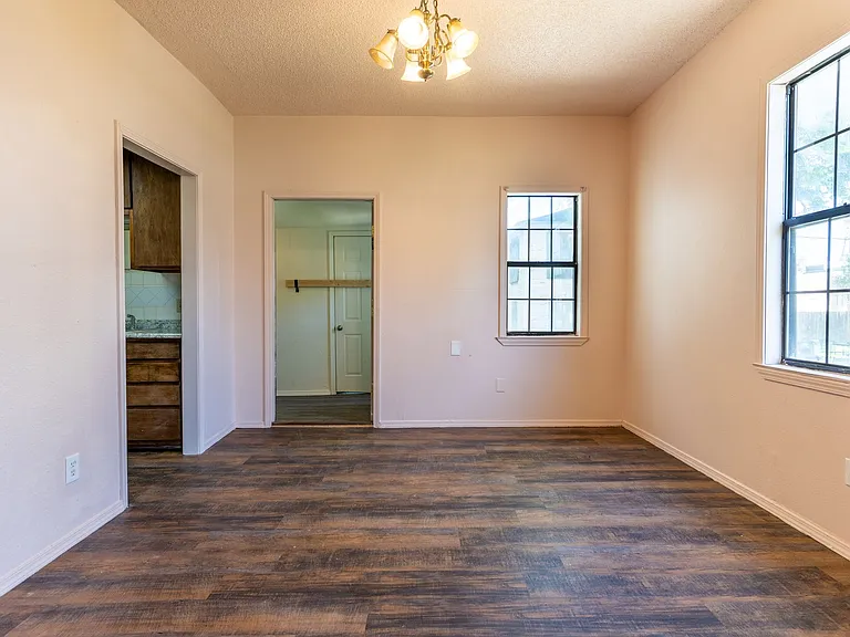 517 SW 26th St — Photo 5