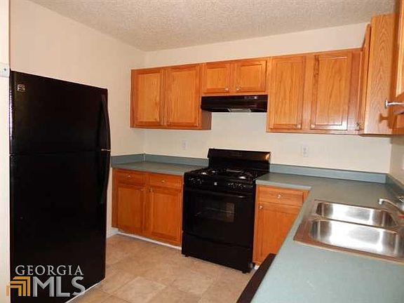 LARGE KITCHEN!