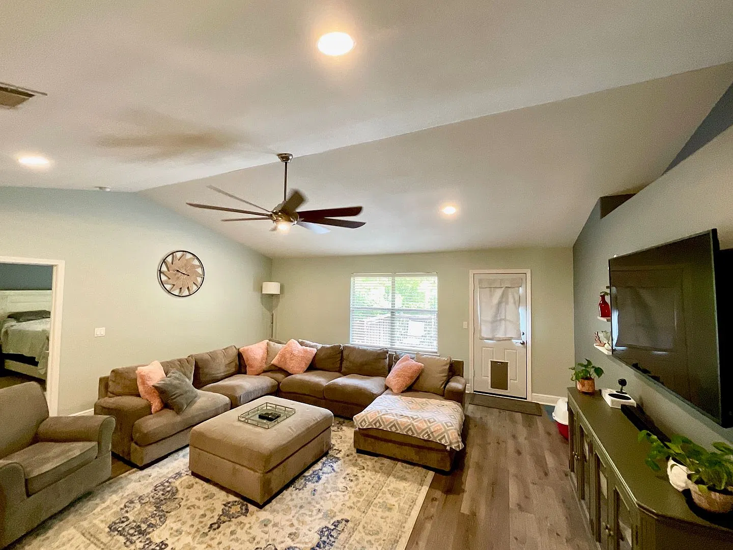 Beautiful Pet Friendly 4bed/2Bath Navarre Home — Photo 3
