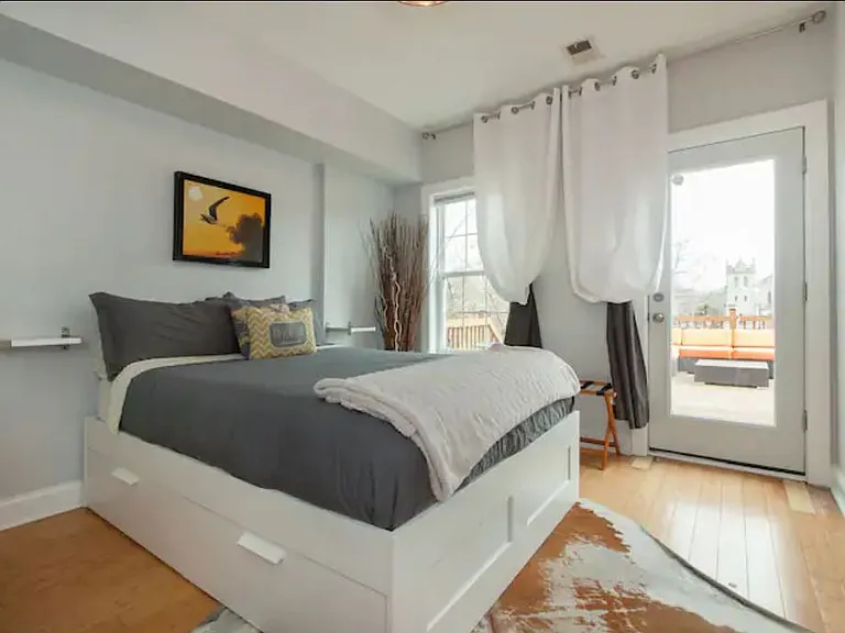 First bedroom with direct access to the balcony