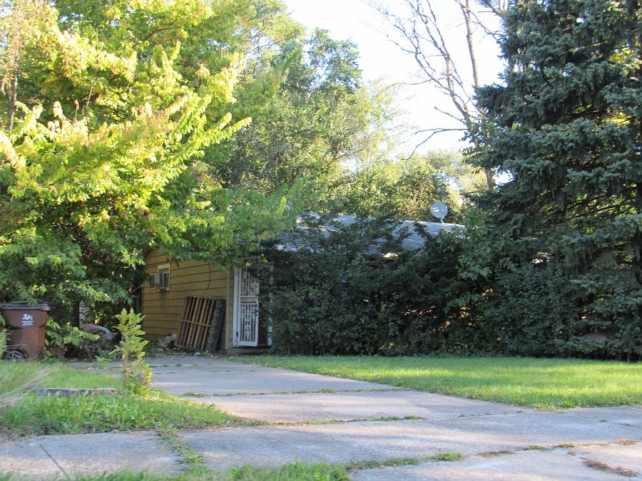2nd image of 301 E 165th St