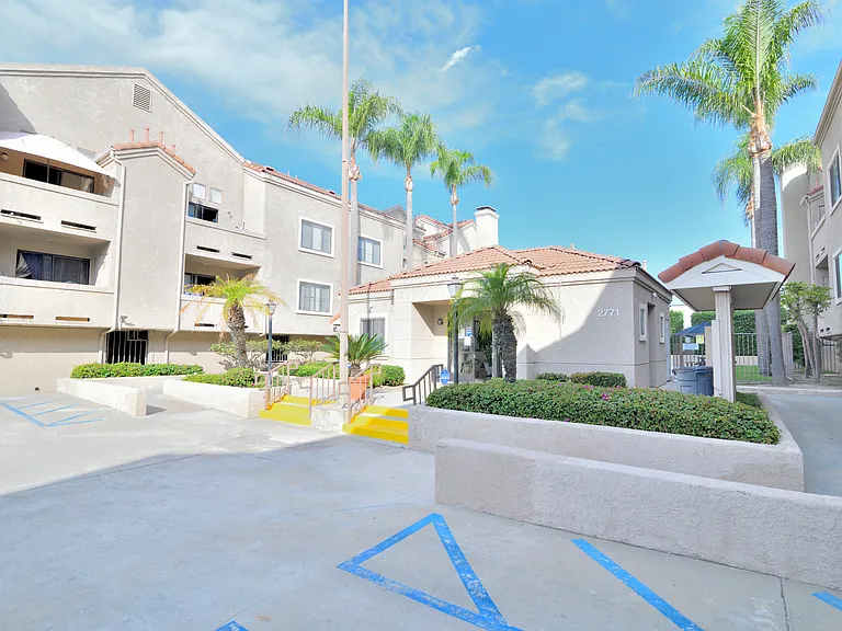 Sunset Plaza Apartments — Photo 15