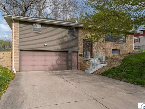 110 S Belmont Dr, Mankato, MN 56001