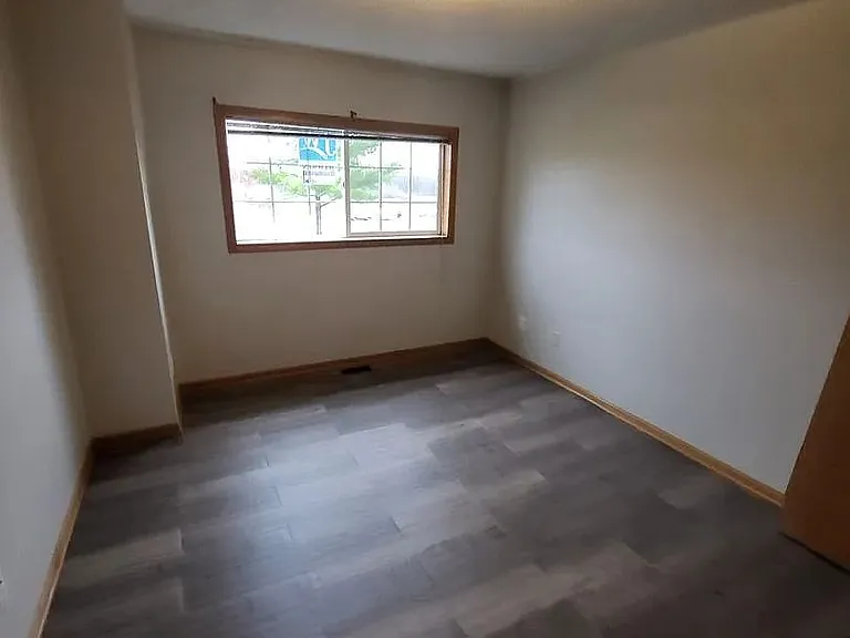 1325 SE Delaware Ave #1 — Photo 4